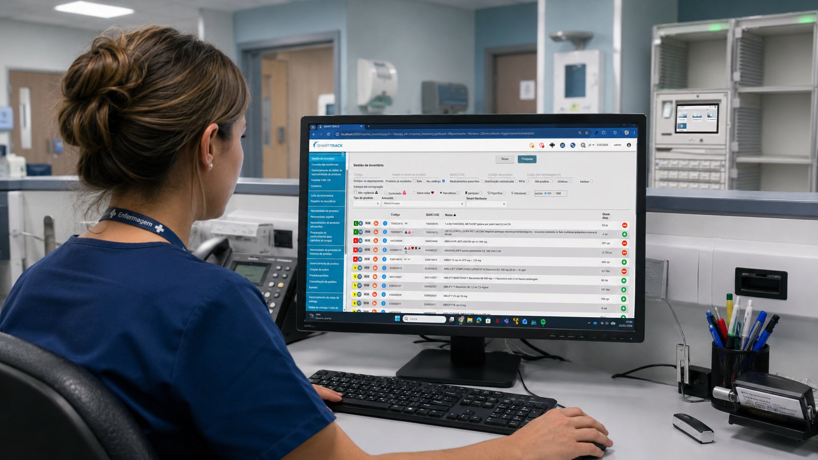 Operatrice sanitaria che consulta il software IPSA in reparto